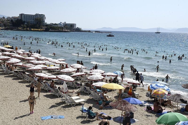 Kuşadası’nda şezlong ve şemsiyelerin ücretsiz olması tatilcileri memnun etti