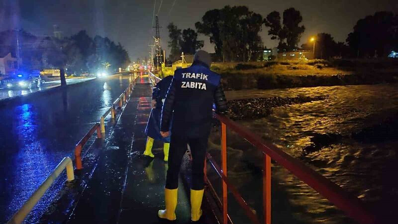 Kuvvetli yağışlar derelerin debisi artırdı, caddeler göle döndü