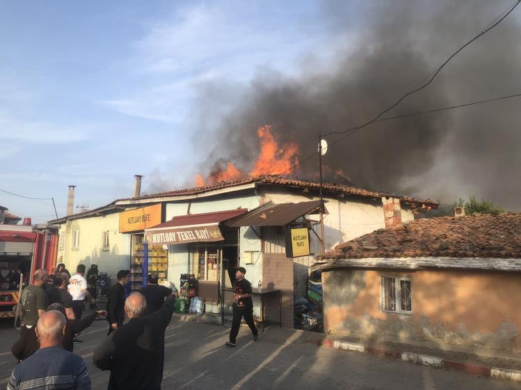 Manisa’da çıkan yangında 2 ev ve 1 iş yeri hasar gördü