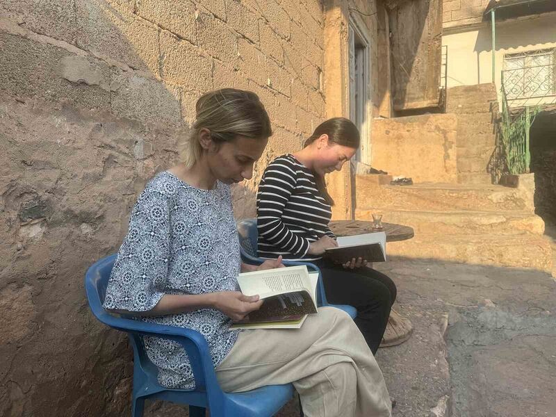 Mardin’de iki kız kardeşin okuma azmi engel tanımıyor