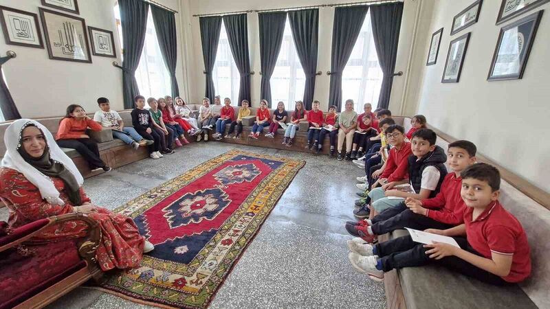 TÜRKİYE’DE ANADOLU MASALLARI ANLATICISI