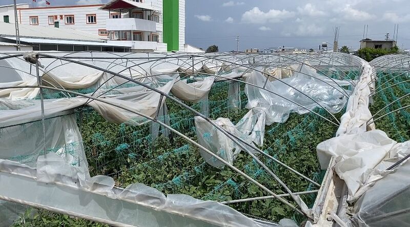 Mersin’de şiddetli fırtına seralara zarar verdi