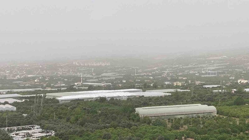 Mersin’i toz bulutu kapladı, araçlar çamura bulandı