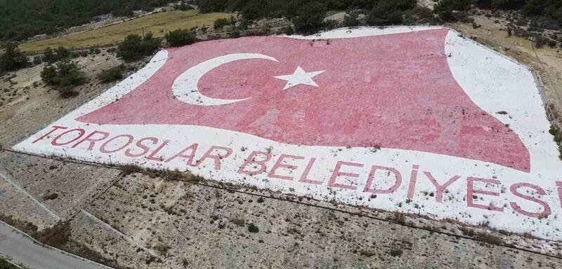 Mersin’in simgesi haline gelen dev Türk bayrağı bakıma alınıyor