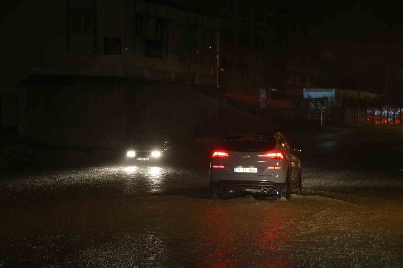 Meteorolojinin turuncu kodlu uyarı verdiği Hatay’da bardaktan boşalırcasına yağmur yağdı