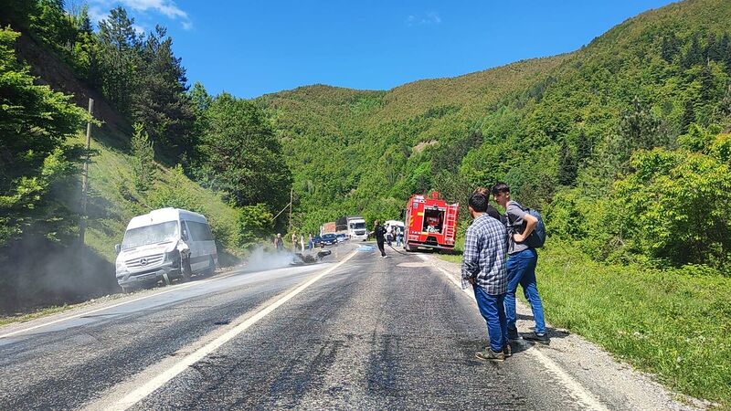 Motosiklet, minibüs ile çarpıştı: 1 ölü