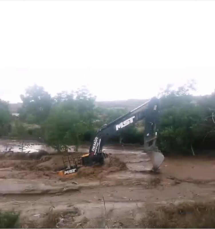 Nevşehir’de iş makinası selin ortasında kaldı