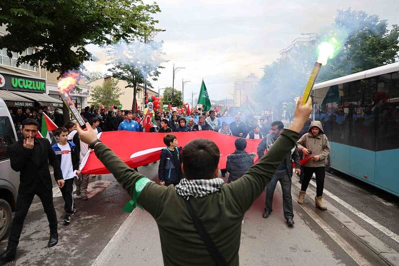 Öğrencilerin kalbi  Filistin ve Doğu Türkistan için attı