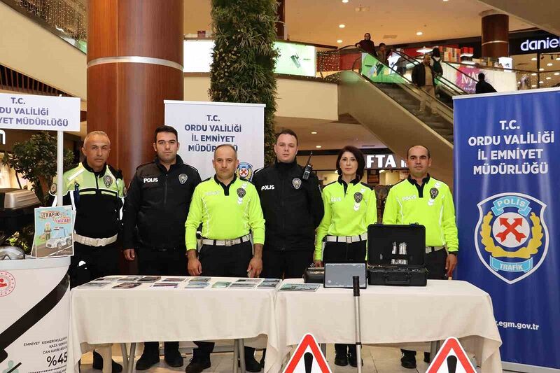 Ordu’da polis ekipleri, Trafik Haftası’nda vatandaşı bilgilendirdi