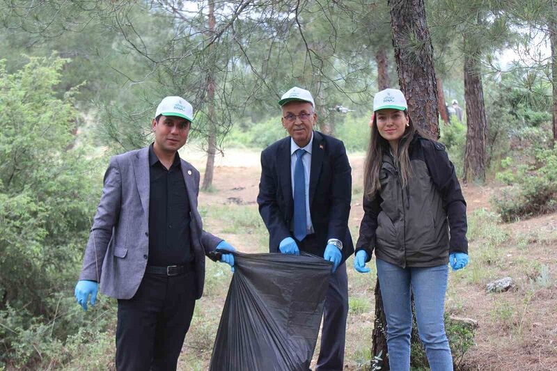 Ormanlık alandan poşet poşet çöp çıktı