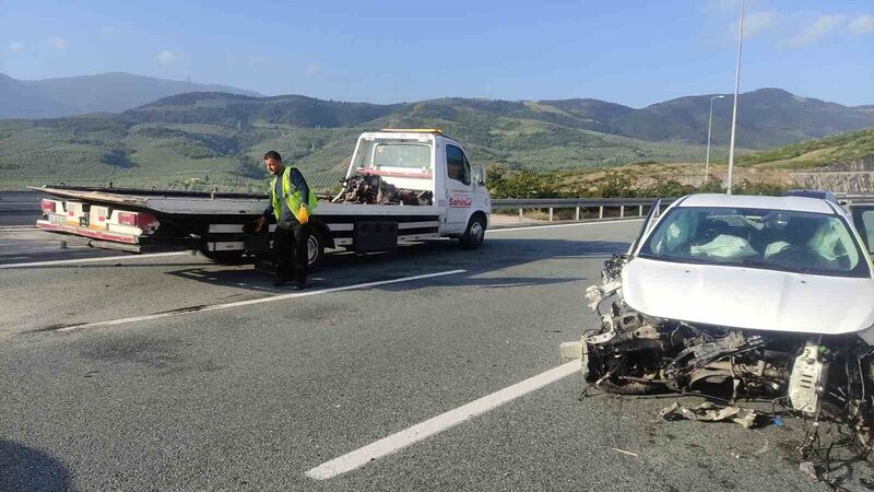 Otomobil bariyerlere çarptı motor bloğu savruldu