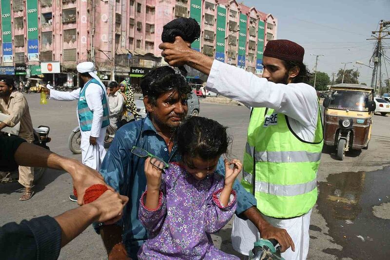 Pakistan’da termometreler 50 dereceyi gösterdi