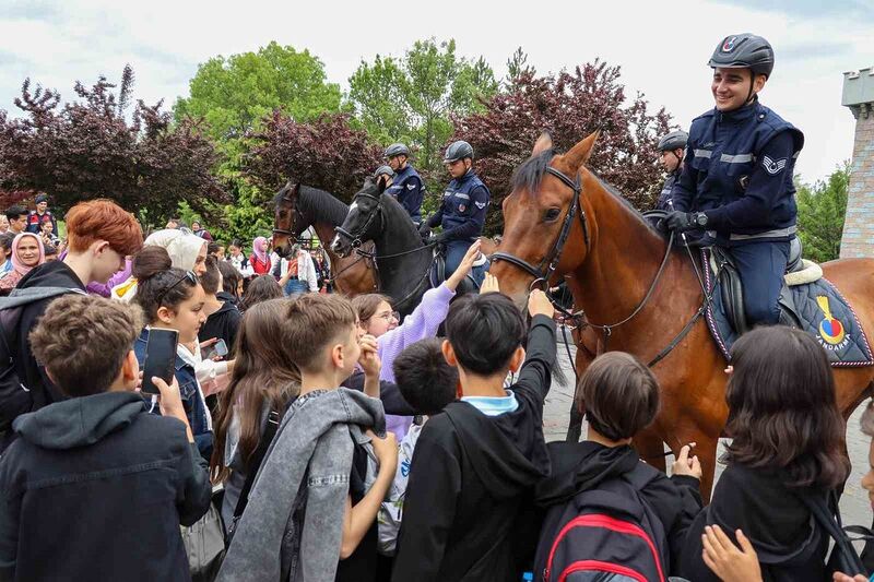 Parklarda devriyeye çıkan atlı jandarma takımları büyük ilgi topladı