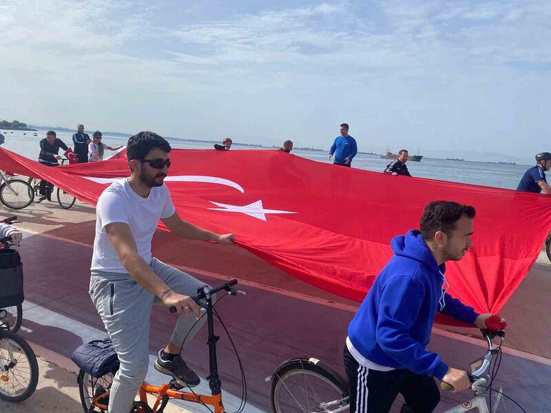 Pendik’te 19 Mayıs için Türk bayrağıyla pedal çevirdiler