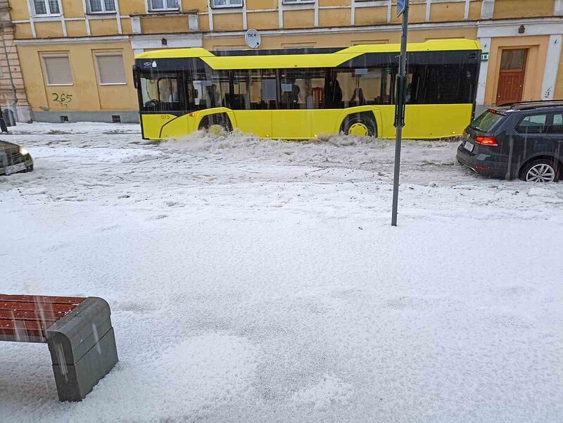 Polonya’da sağanak yağış ve dolu hayatı felç etti