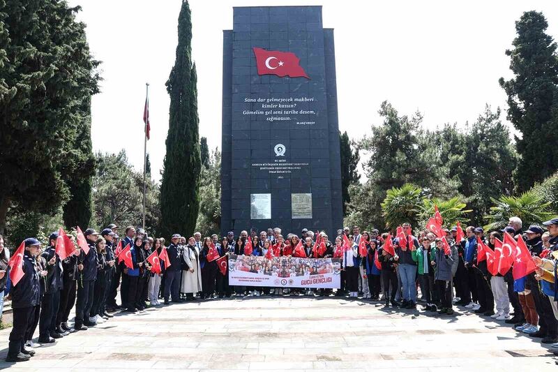 Protokol ve öğrenciler şehitlikte: “Şehitler tepesi boş değil”