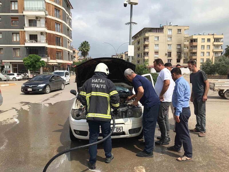 Reyhanlı’da çıkan araç yangını kısa sürede söndürüldü