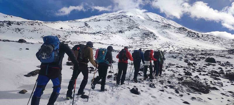 AĞRI DAĞI’NA ZİRVE TIRMANIŞI