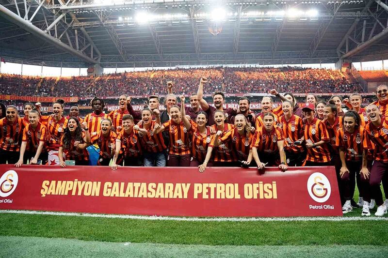 Şampiyon Galatasaray Kadın Futbol Takımı, RAMS Park’ta taraftarlarla buluştu