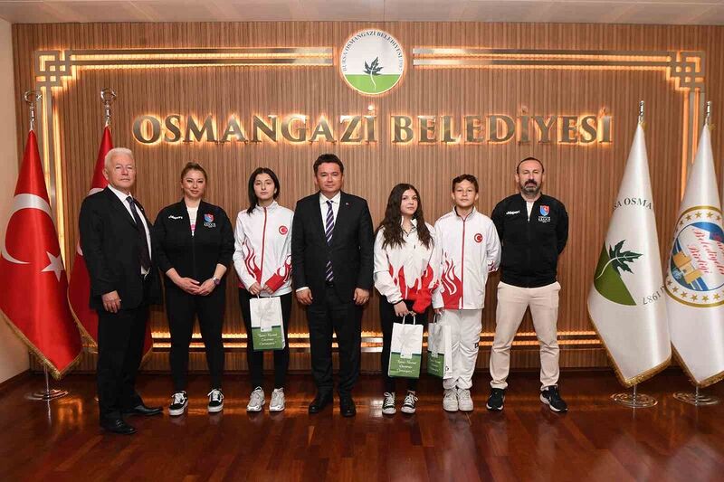 ABFA SPOR KULÜBÜ ESKRİM SPORCULARI OSMANGAZİ BELEDİYE BAŞKANI ERKAN AYDIN’I