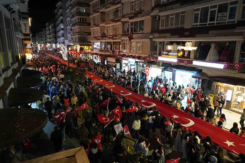 Samsun’da 1919 metrelik bayrakla “Fener Alayı ve Gençlik Haftası” yürüyüşü