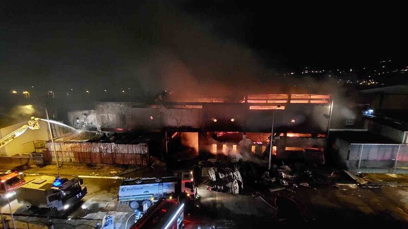 Samsun’da yatak ve koltuk fabrikasındaki yangın sürüyor: Vali Tavlı ve Başkan Doğan olay yerinde