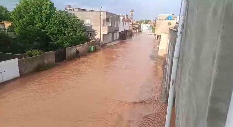 Şanlıurfa’da dolu ve yağmur kırsal mahalleleri göle çevirdi