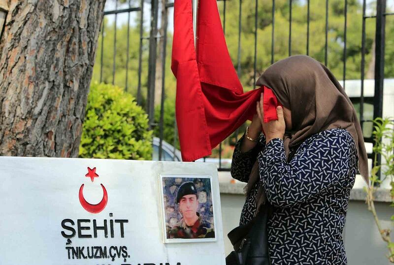 Şehit kabirlerinde buruk Anneler Günü