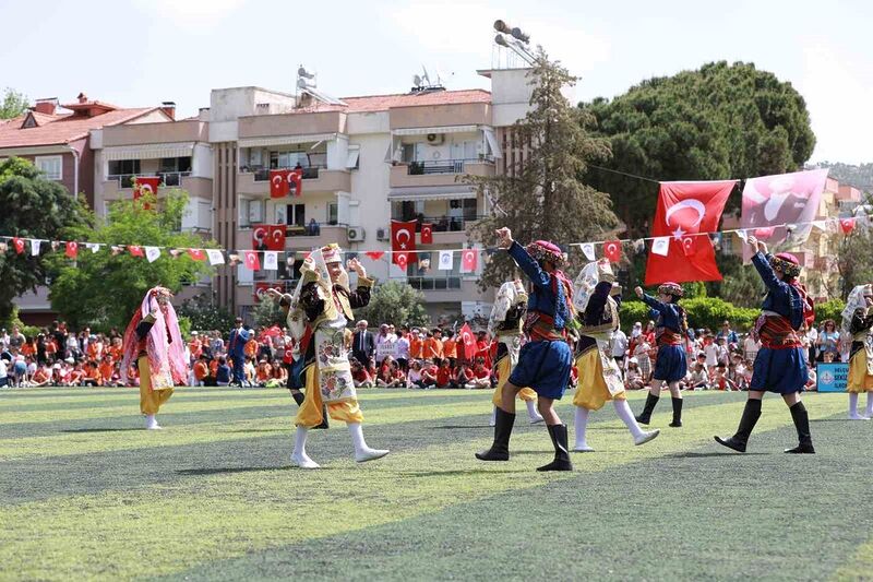 Selçuk’ta halk oyunlarına ilgi giderek artıyor