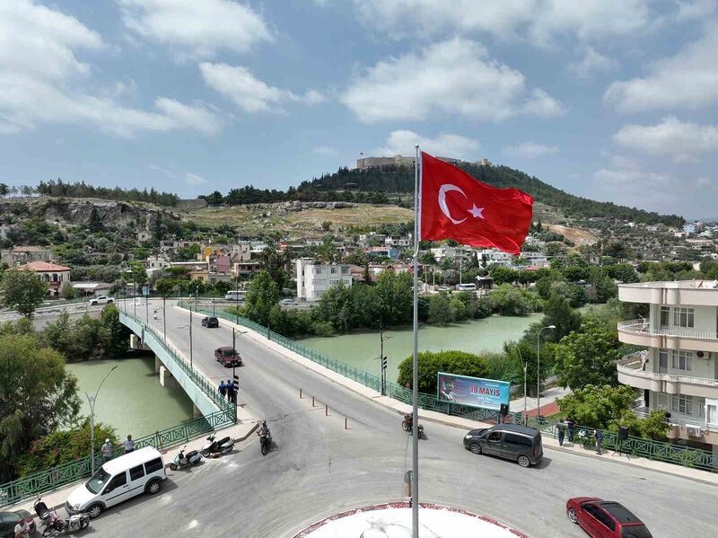 Silifke’de kaldırılması tepkilere neden olan anıtın yerine Türk bayrağı konuldu