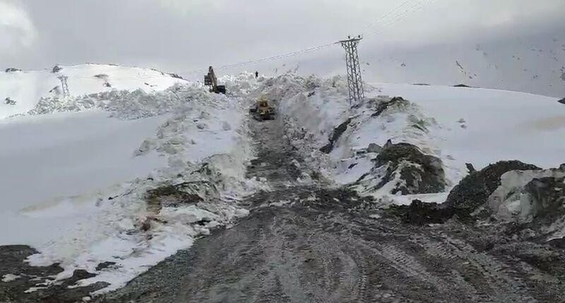 Şırnak’ta mayıs ayında 10 metrelik karda yol açma çalışmaları sürüyor