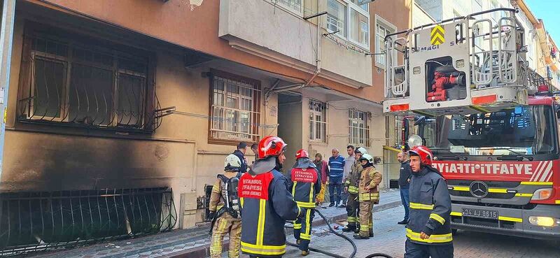 Sultangazi’de bodrum kattaki daire alev alev yandı: Faciadan dönüldü