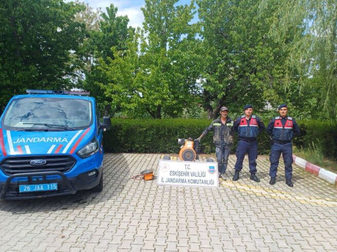 Tarladan su motoru çalan 2 şüpheli yakalanıp gözaltına alındı