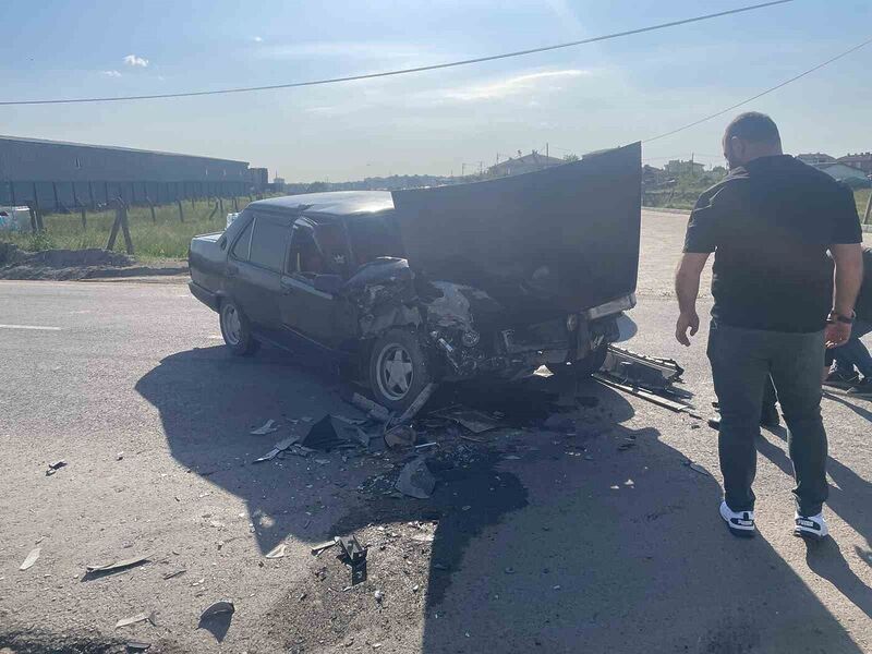 Tekirdağ’da yolcu minibüsü otomobille çarpıştı: 3 yaralı