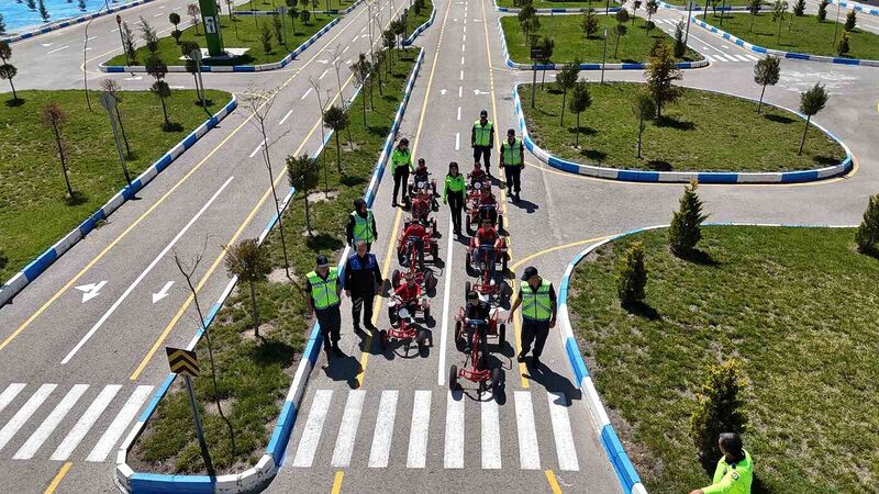 Trafik jandarmasından öğrencilere uygulamalı trafik eğitimi