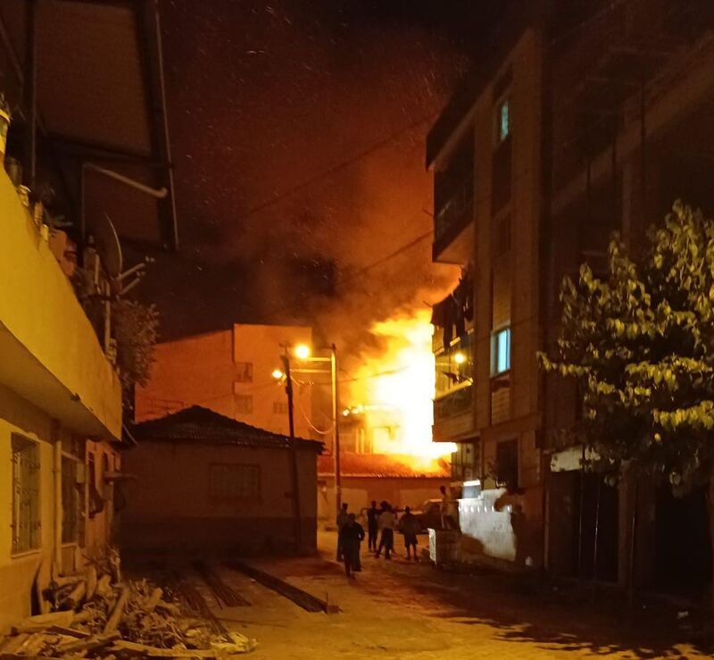 Turgutlu’da metruk binada çıkan yangın korkuttu