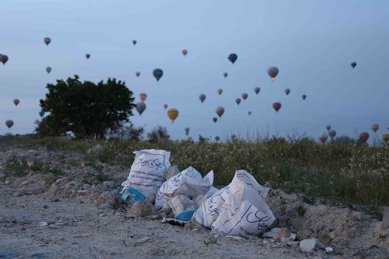 Turistler peribacalarını değil, molozları ve çöpleri seyrediyor