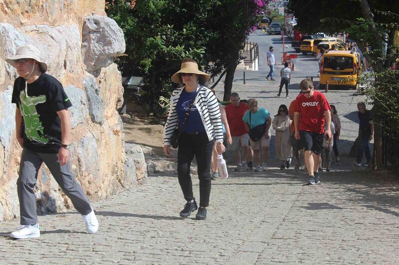 Turizm kenti Alanya’ya sezonun 2’nci yolcu gemisi demirledi