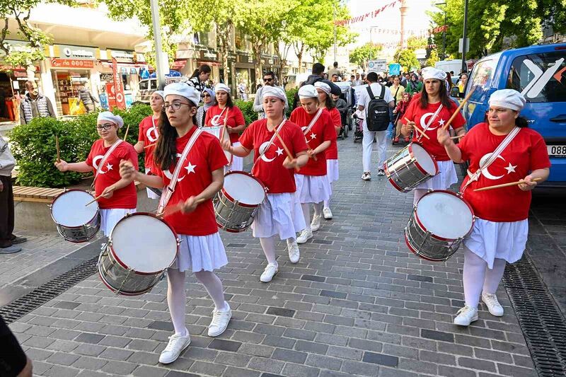 Uşak’ta engellilere farkındalık yürüyüşü gerçekleştirildi