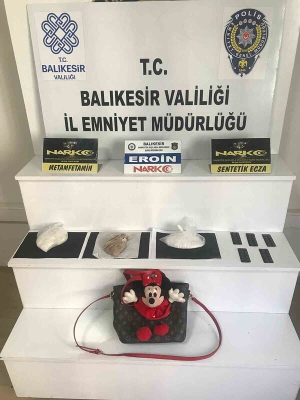 Uyuşturucu tacirleri, çizgi film karakteri Mickey Mouse karakterini zula olarak kullanıp uyuşturucu sakladı