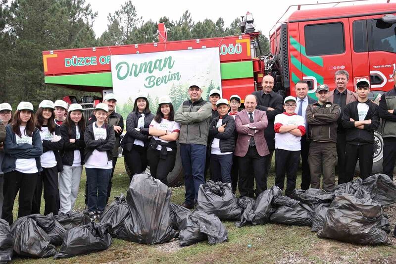 Vali Aslan öğrencilerle ormanda temizlik yaptı