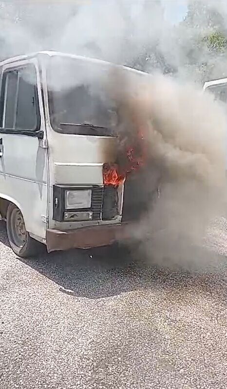 Yalova’da seyir halindeki minibüs alevlere teslim oldu