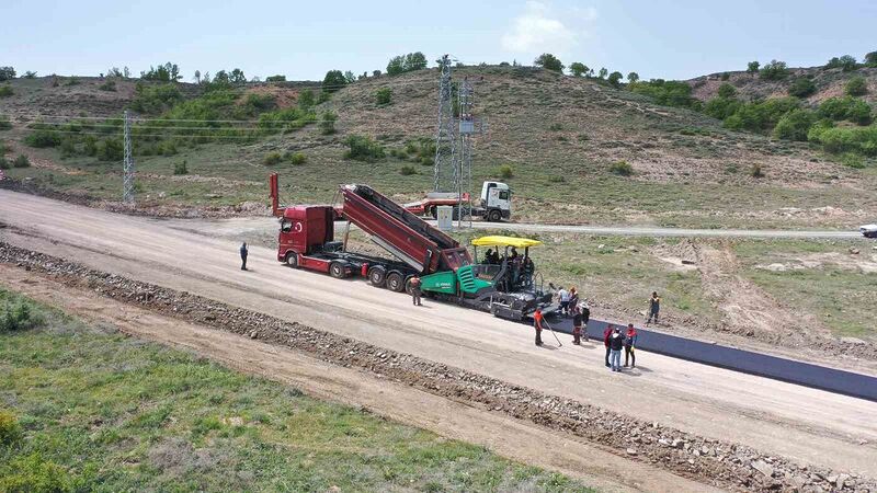 Yeni iş makineleri Pınarbaşı’nda yol çalışması yaptı