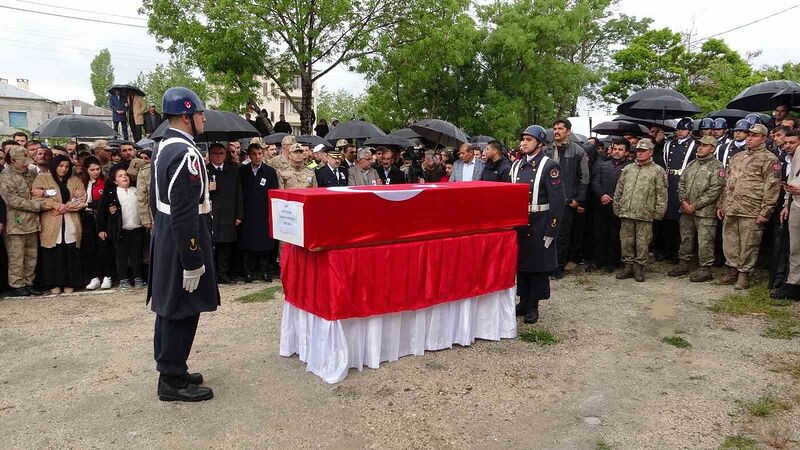 VAN’IN ÇATAK İLÇESİNDE YILDIRIM