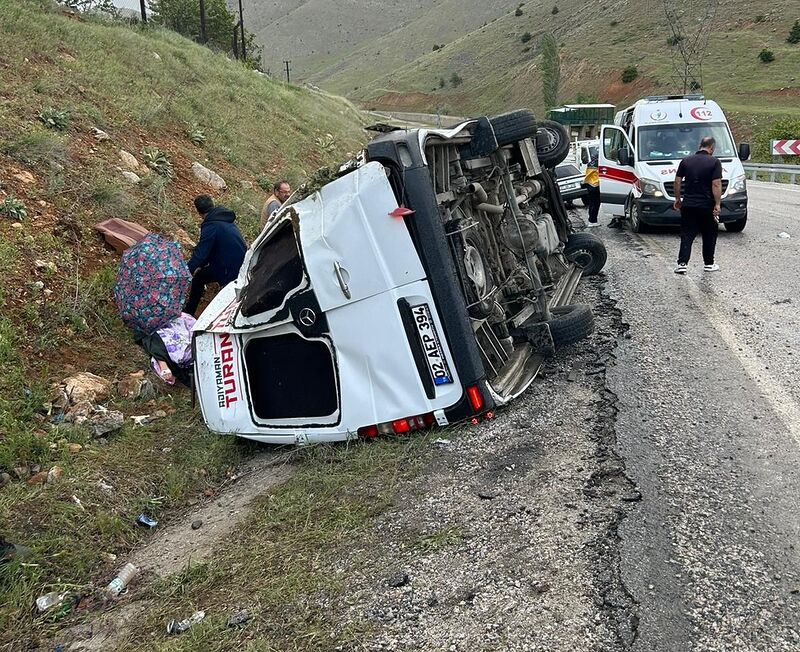 Yolcu minibüsü devrildi: 12 yaralı