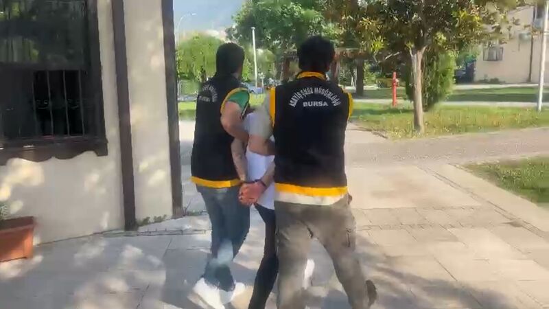 25 yıl hapis cezasıyla aranan suç makinesi, Cumhuriyet Caddesi’nde güzellik merkezi broşürü dağıtırken yakalandı