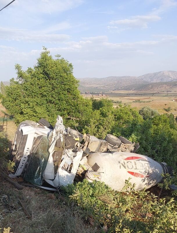 KAHRAMANMARAŞ’TA BETON MİKSERİ ŞARAMPOLE YUVARLANDI: 1 YARALI