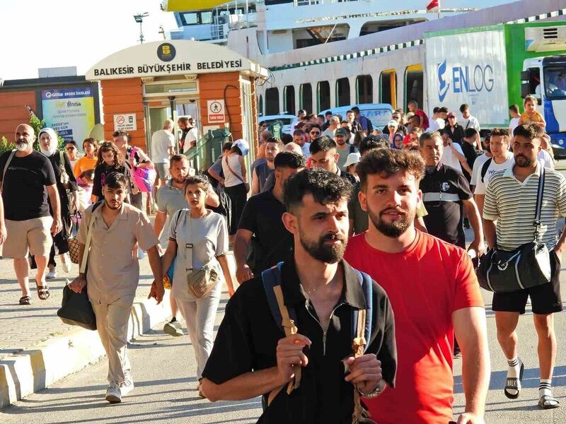 ERDEK’TE DÖNÜŞ YOĞUNLUĞU: ADALARDAN