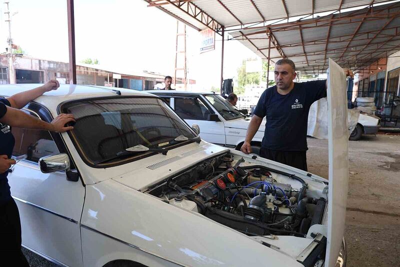 Adana sıcağına dayanamayan vatandaşlar eski araçlarına ev tipi klima taktırıyor