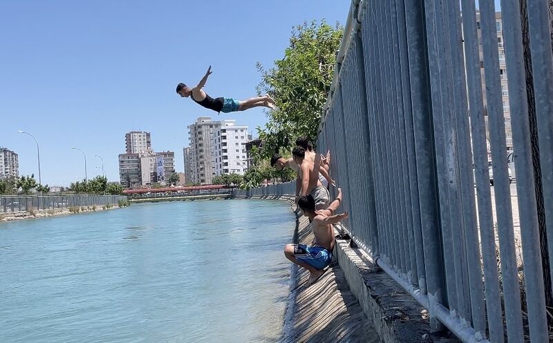 Adana’da sıcaklık rekor seviyeye ulaştı, termometreler 44 dereceyi gösterdi